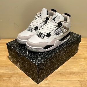 Jordan 4 SE white cement